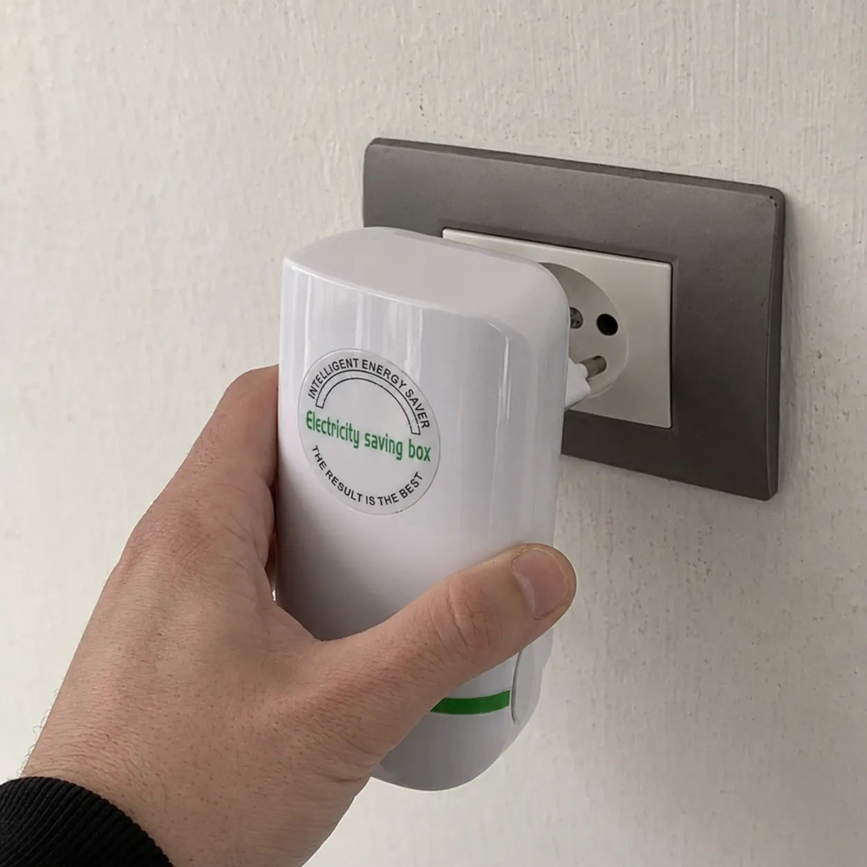 Boletas de Enel y Energy Box sobre una mesa